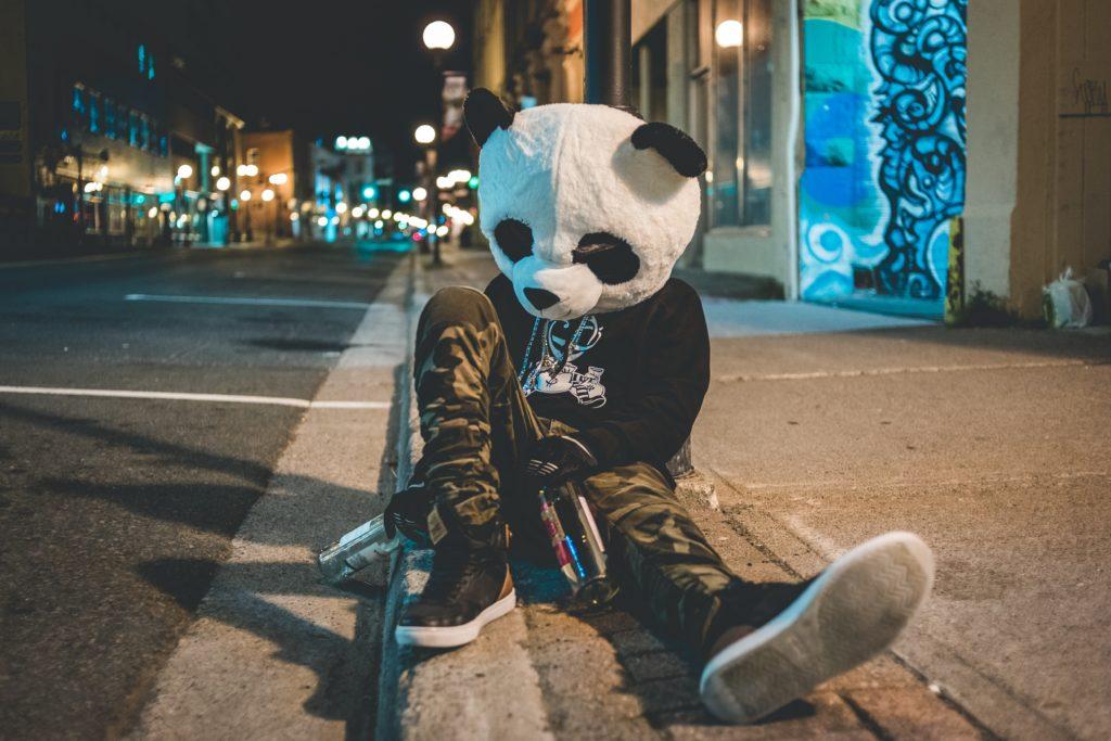 Hoe een kroegentocht op te zetten: help je groep om niet hetzelfde lot als deze panda te ontmoeten.