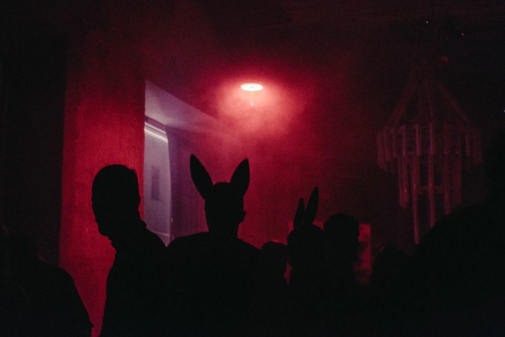 Hoe organiseer je een nachtclubevenement: bunny kostuumthema, iemand?